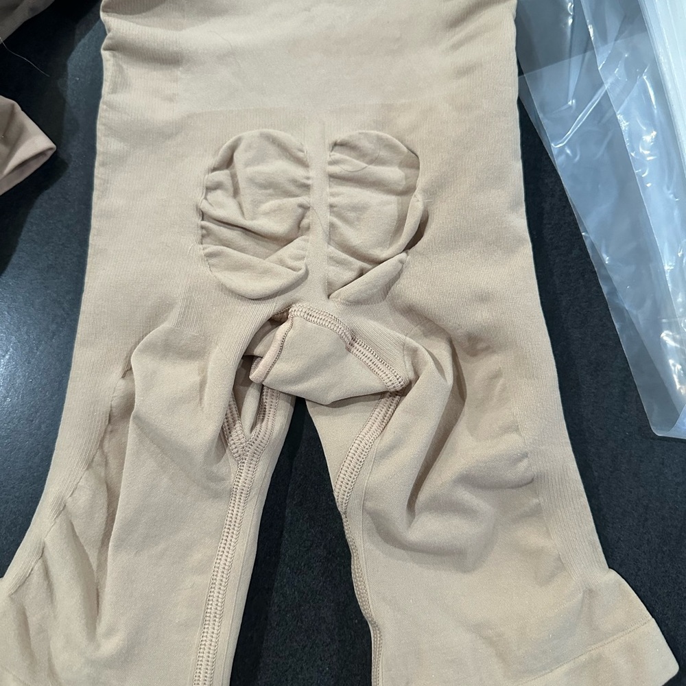 (2442/43) NWOT SKIMS SEAMLESS SCULPT MID THIGH in S/M - Picture 4 of 4